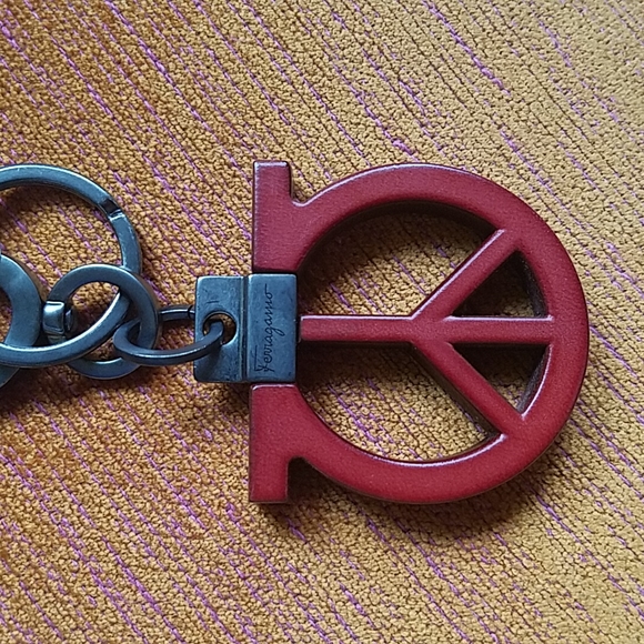 SALVATORE FERRAGAMO Peace Keychain - Picture 5 of 7